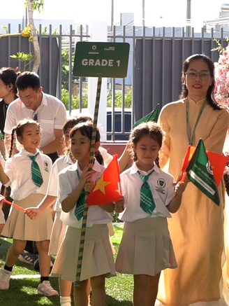 Trường liên cấp trao học bổng 2 tỉ cho học sinh nhân ngày khai giảng và khánh thành