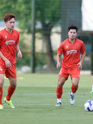 Đội tuyển Việt Nam đánh bại CLB CAHN: Trận đấu có 7 bàn, rượt đuổi như phim