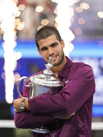 Alcaraz đăng quang Grand Slam Mỹ mở rộng 2025, Sinner thua khâm phục