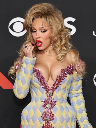 Doja Cat bị chê 'lố bịch' khi 'ăn son' trên thảm đỏ MTV VMAs 2025