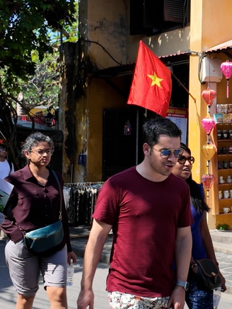 Phố cổ Hội An nhộn nhịp khách nước ngoài 'xông đất' trong ngày đầu năm mới 2026