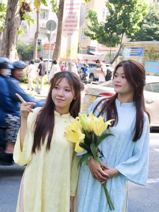 Bạn trẻ rạng rỡ diện áo dài xuống phố trong ngày đầu năm