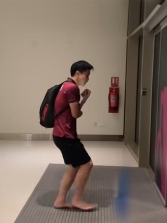 Kiểm tra doping sau trận thắng U.23 Kyrgyzstan, Đình Bắc chân trần co ro vì lạnh