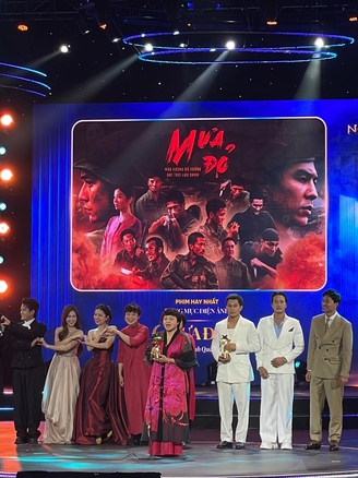 ‘Mưa đỏ’ đại thắng, Steven Nguyễn - Lê Hạ Anh gây chú ý tại Ngôi sao xanh