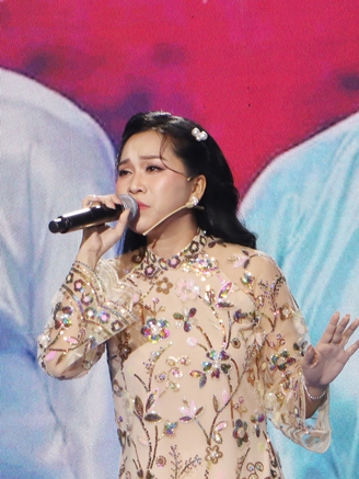 Hồng Phượng bật khóc khi nghe tiếng hát của cố nghệ sĩ Vũ Linh