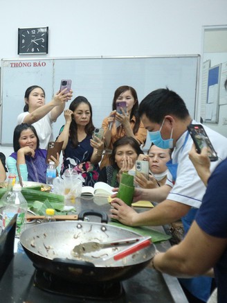 Các lớp học nấu món tết đắt sô, học viên đứng kín chỗ