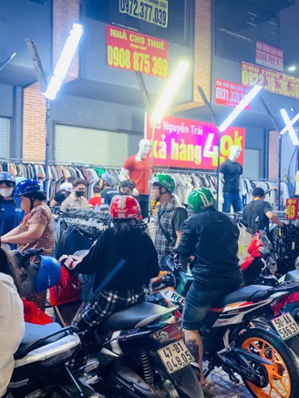 Vì sao càng cận tết, nhiều người càng thích mua sắm?