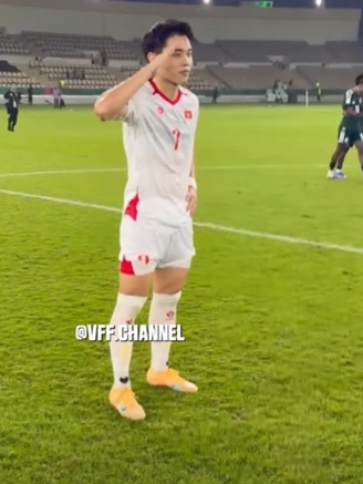 Đình Bắc tạo dáng chào cờ trên sân Hoàng tử Abdullah Al-Faisal, lần đầu là cầu thủ xuất sắc nhất trận