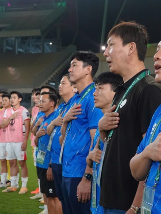 Báo chí Hàn Quốc khen HLV Kim Sang-sik 'dùng người táo bạo, chiến thắng như phép màu'