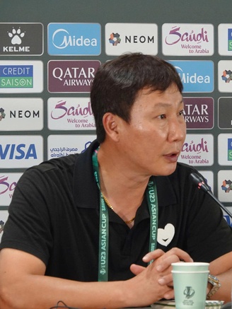 HLV Kim Sang-sik tận mắt xem U.23 UAE hòa Syria, lên phương án nhân sự và chiến thuật đấu tứ kết