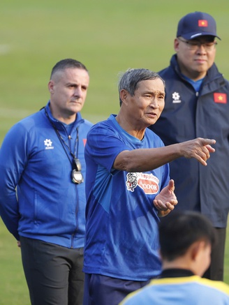 HLV Mai Đức Chung trở lại sân tập cùng đội tuyển nữ Việt Nam: 'Tôi vẫn khát vọng cống hiến'