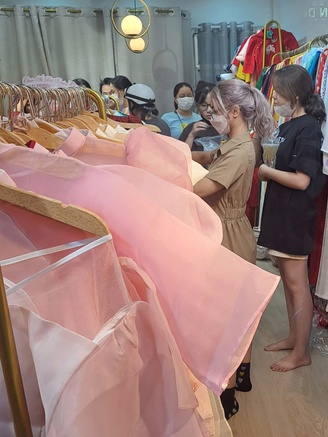 Dịch vụ cho thuê áo dài đắt khách dịp cuối năm