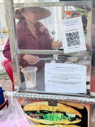 Chị bán bánh mì, cô bán hủ tiếu gõ... 'thông báo tăng giá'