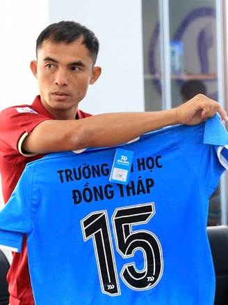 Từ chức vô địch V-League đến sân cỏ sinh viên