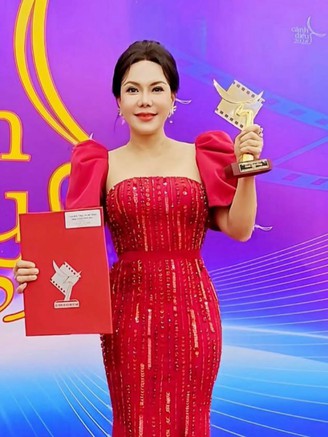 Việt Hương nhận liên tiếp 3 giải thưởng, tiết lộ về ‘hậu phương’ vững chắc