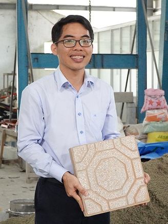 Phó giáo sư trẻ làm gạch lát vỉa hè từ tro xỉ rác