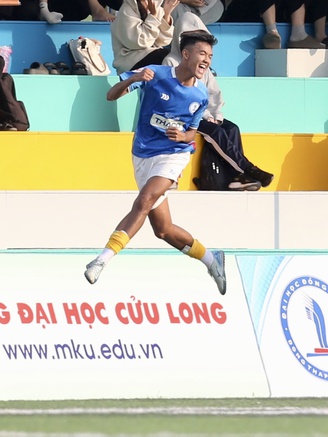 Cầu thủ 1,85 m ghi bàn thắng quý hơn vàng cho Trường ĐH Đồng Tháp tại TNSV THACO cup 2026