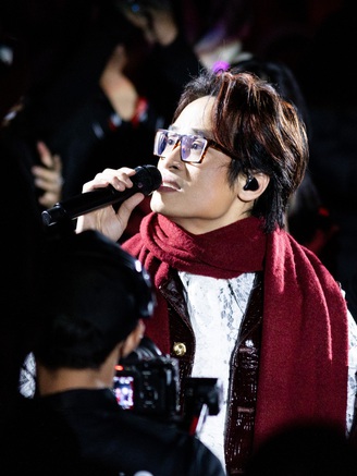 Hà Anh Tuấn trình diễn thăng hoa cùng Hương Tràm, Nguyễn Hùng trong concert 'The Rose'