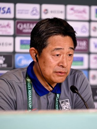 HLV U.23 Hàn Quốc đổ bệnh trước đại chiến Nhật Bản, HLV Kim Sang-sik được truyền thông nhắc tên liên tục