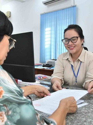 Nụ cười công chức và cách nêu gương từ bàn tiếp dân