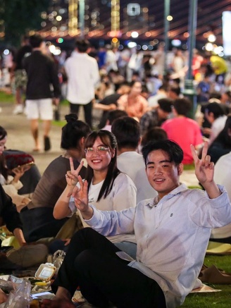 Tết Dương lịch và Tết Nguyên đán: Quan tâm tết nào hơn?