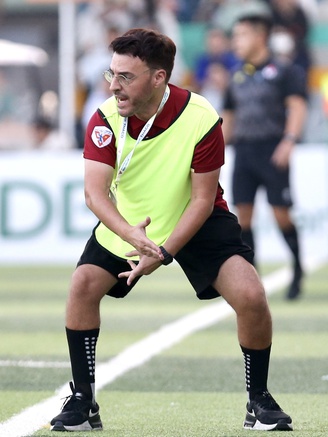 Quà sinh nhật đặc biệt của HLV Bồ Đào Nha tại TNSV THACO cup 2026