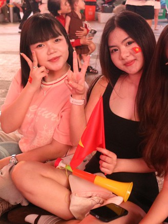 Nhiều người ngồi chờ 4-5 giờ đồng hồ vì U.23 Việt Nam