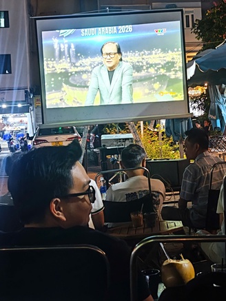 Vừa tan làm đã sẵn sàng đi cổ vũ cho U.23 Việt Nam