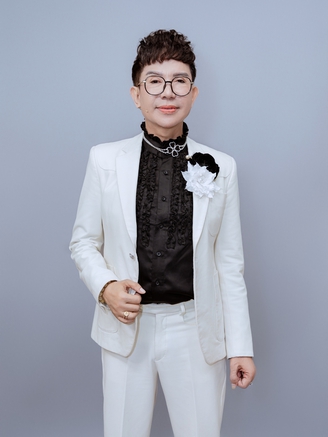 Nam ca sĩ chuyên dòng nhạc quê hương, 'mặc kệ' khi bị đồn hết thời