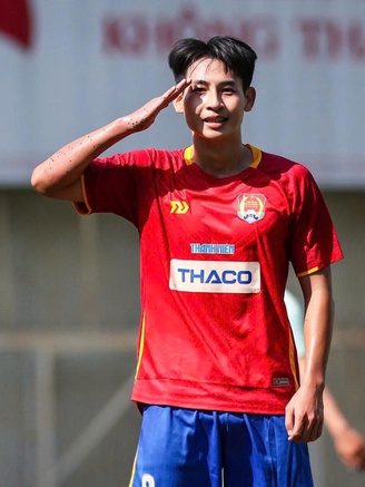 Chàng cảnh sát tương lai và ước mơ thành cầu thủ chuyên nghiệp