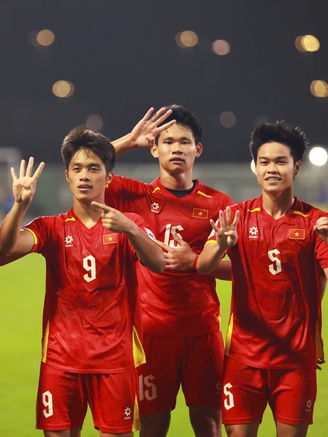 U.23 Việt Nam ăn mừng tri ân Hiểu Minh: Gắn kết và vô cùng cảm xúc!