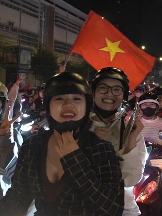 Người hâm mộ TP.HCM xuống đường ‘đi bão’ mừng U.23 Việt Nam giành HCĐ châu Á