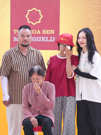 Xót xa cảnh bà cụ U.70 chật vật làm điểm tựa cho cháu gái mồ côi