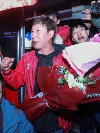 Hiểu Minh nhận hoa trên xe lăn, U.23 Việt Nam được 'biển người' chào đón: Thầy Kim tràn cảm xúc