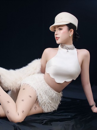 Nhan sắc nóng bỏng của bạn gái cầu thủ sút tung lưới U.23 Hàn Quốc