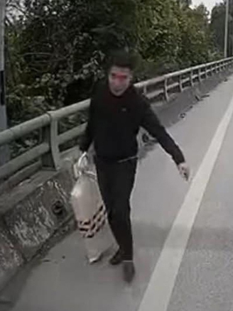 Người đàn ông kể khoảnh khắc nhặt được bao tải chứa 1 tỉ trên cao tốc