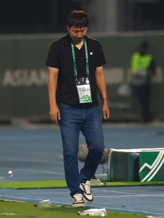 Truyền thông Hàn Quốc lý giải khoảnh khắc trầm lặng của HLV Kim Sang-sik sau trận thắng đội bóng quê hương