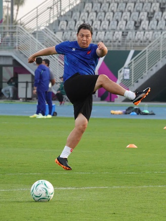 Báo Hàn Quốc ca ngợi 'phù thủy luân lưu' đứng sau cú đổ người xuất thần của thủ môn Cao Văn Bình