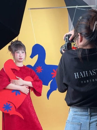 Đu trend chụp ảnh 'ngựa giấy', bạn trẻ có thêm 2-2,5 triệu đồng/ngày