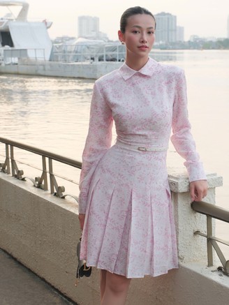 Váy sơ mi chiết eo, sơ mi họa tiết tuy đơn giản nhưng đẹp xuất sắc