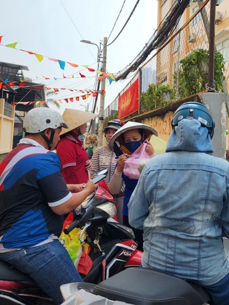 Mang cơm đến trường, phụ huynh bật khóc lo lắng bữa ăn bán trú của con