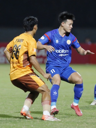 Nửa đội U.23 Việt Nam đua trụ hạng V-League: HLV Kim Sang-sik nên... vui, tại sao?