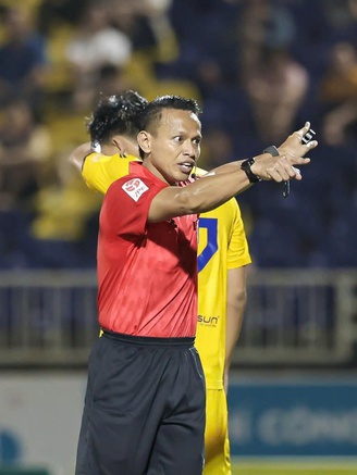 Hai trọng tài Malaysia điều hành CLB CAHN đại chiến Ninh Bình, chỉ tiếc HLV Polking bị cấm chỉ đạo