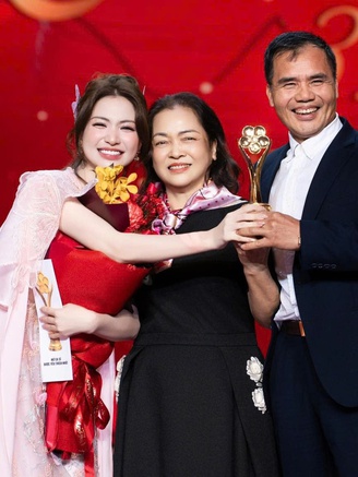 Hòa Minzy 'càn quét' giải Mai Vàng, mời cả bố mẹ lên sân khấu 