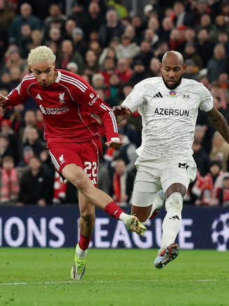 Liverpool và Newcastle cùng né cột mốc buồn