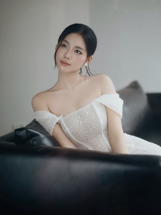 Cô gái cao 1,7 m gây sốt vì khoảnh khắc ngồi cạnh Đình Bắc là ai?