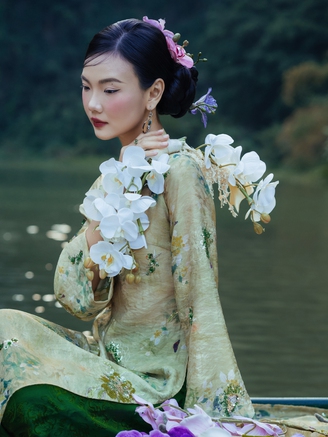 'Nàng thơ’ áo dài đẹp tựa tranh thủy mặc giữa lòng di sản thế giới