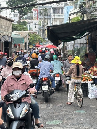 Buôn bán lấn chiếm đường, gây kẹt xe