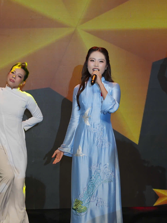 Phương Mỹ Chi hát 'Những ngôi sao xa xôi' mừng sinh nhật 40 năm Báo Thanh Niên