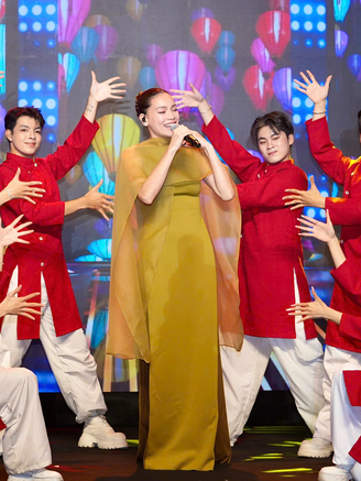 Hồ Ngọc Hà mang sắc xuân rực rỡ hát mừng 40 năm Báo Thanh Niên